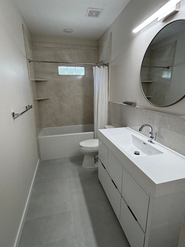 Foto del edificio - A MUST SEE THREE BEDROOM DUPLEX