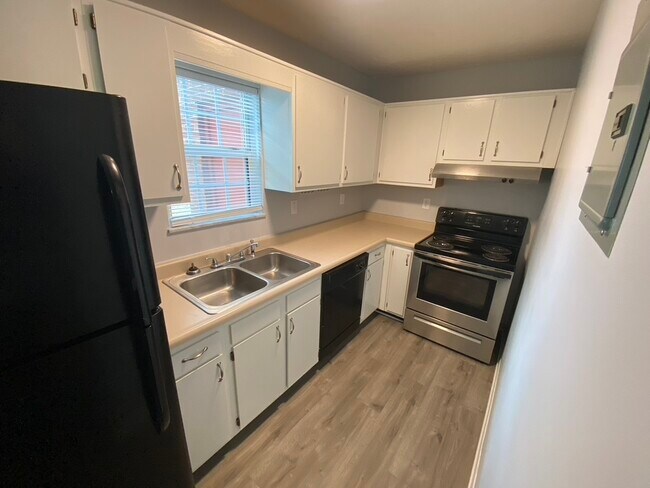 Cocina con gabinetes y herrajes renovados y electrodomésticos modernos. - 337 Prairie Dr