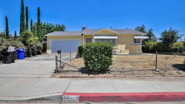 Building Photo - Fully REMODELED 3bed 2bath SFR. Great loca...