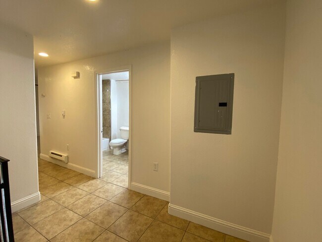 Foto del edificio - Large Two Bed, One Bath Upstairs Apartment