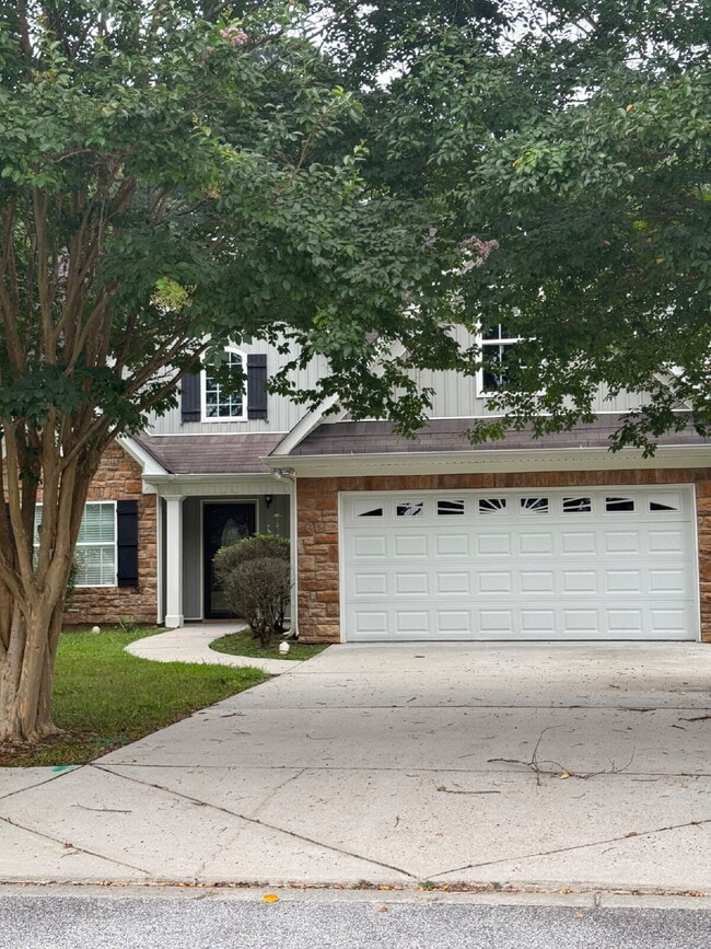 Building Photo - 520 Millbrook Village Dr
