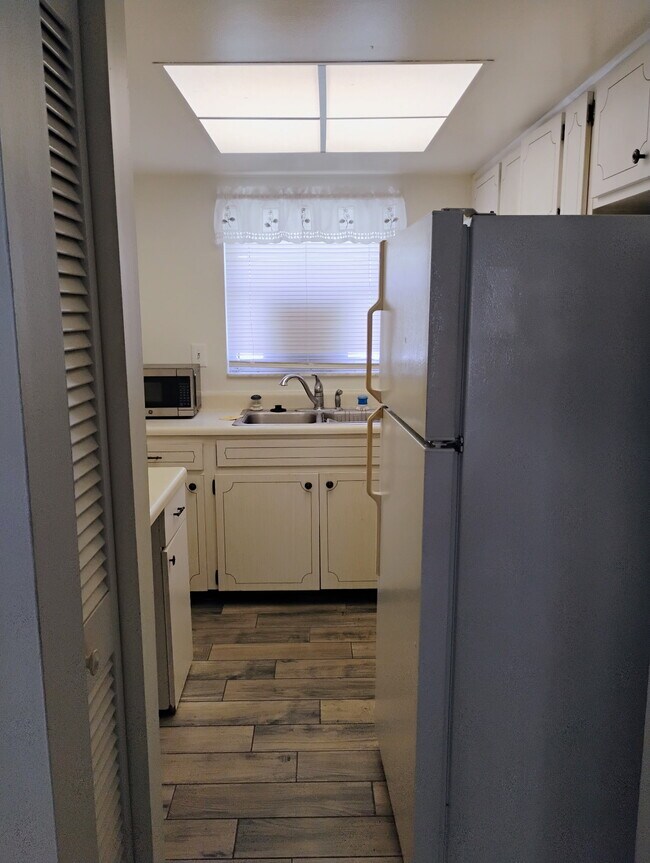 La nevera de la cocina, contigua al salón, se ha separado de la pared. - 2831 Swifton Dr