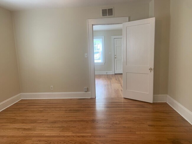 Foto del edificio - 1 BR Apartment Available in Greensboro