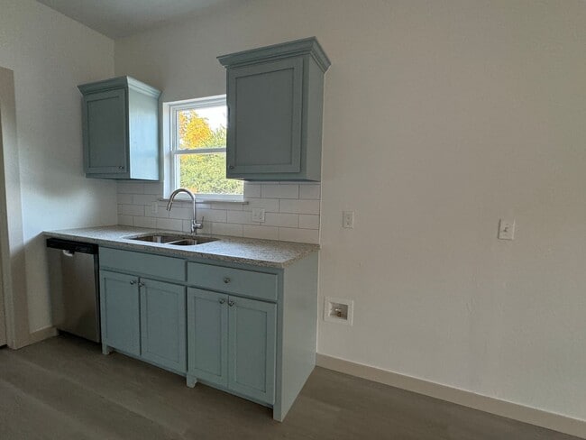 Building Photo - 1202 W Iowa- hot new listing!