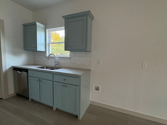 Foto del edificio - 1202 W Iowa- hot new listing!