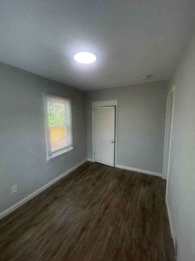 Building Photo - AVAILABLE NOW!! 4 Bed 1.5 Bath Home IN South Park