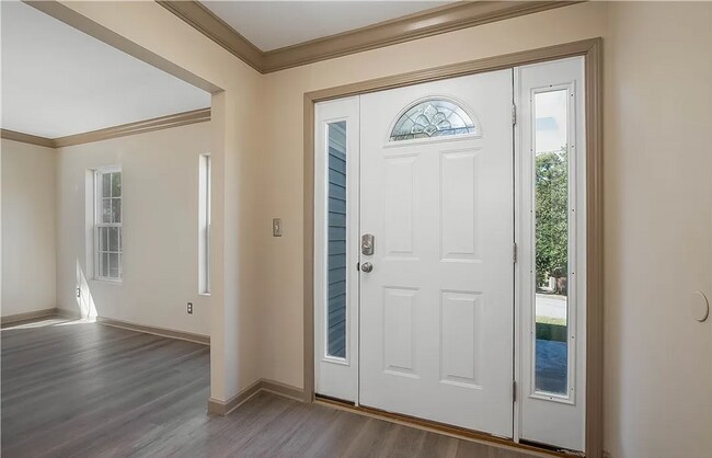 Foto del edificio - This Charming Two-Story Home Awaits You