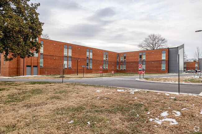 Foto del edificio - Cool Lane Commons