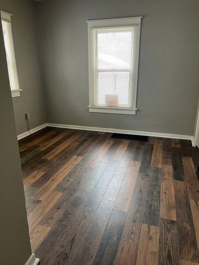 Foto del edificio - 305 N Indiana Ave