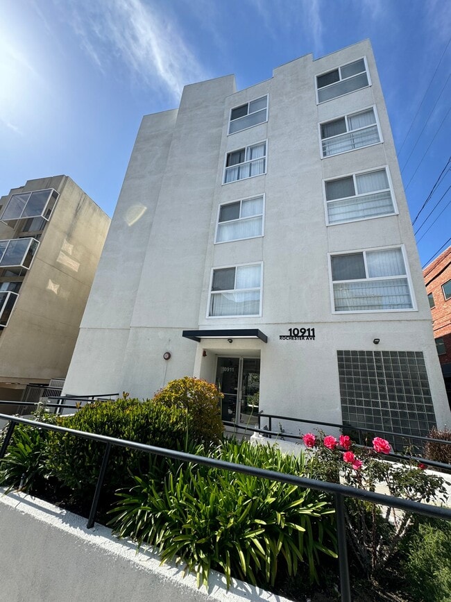 Foto del edificio - 10911 Rochester Ave