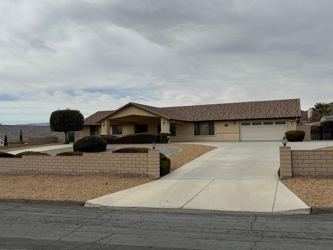 Primary Photo - Beautiful Desert Knolls Home/ split floor ...