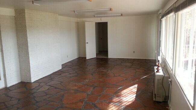 Foto del edificio - 33 Skyline Dr