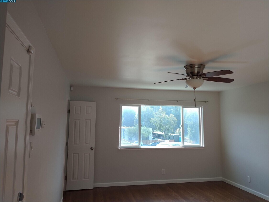 Building Photo - 429 La Paloma Rd