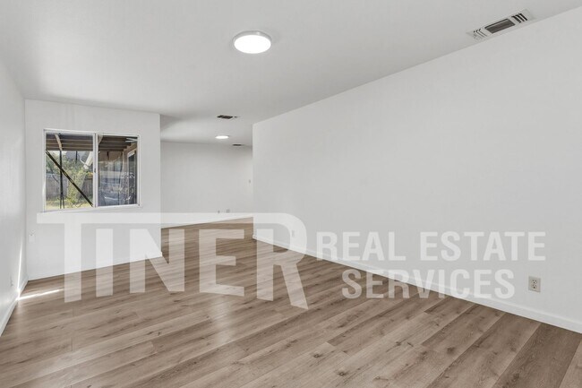 Foto del edificio - 4812 Robert Frost Way