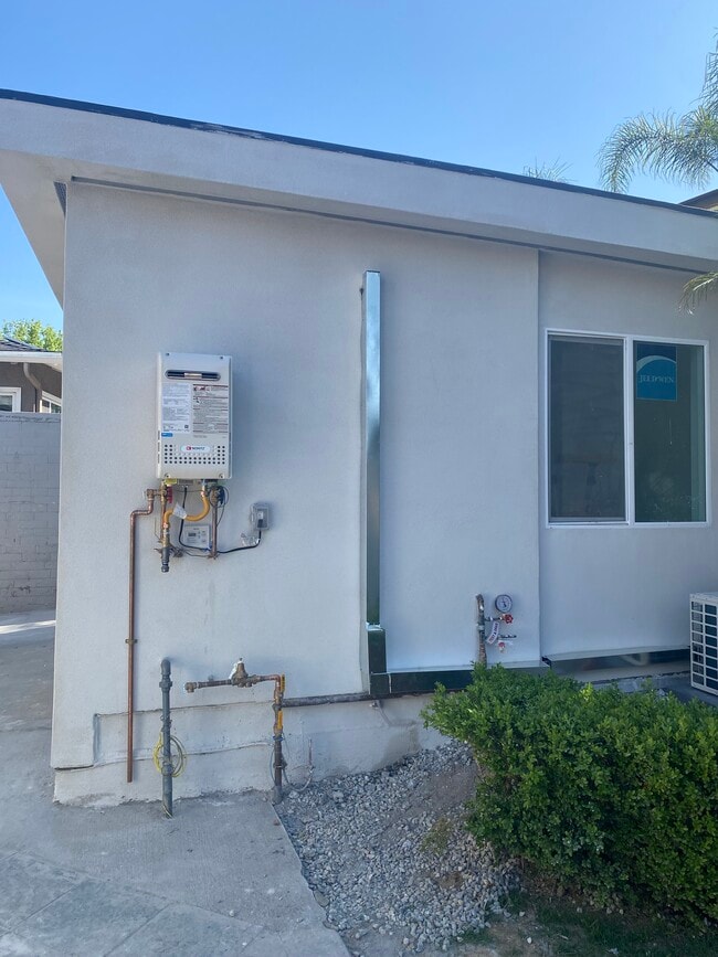 Building Photo - 10331 Newhome Ave