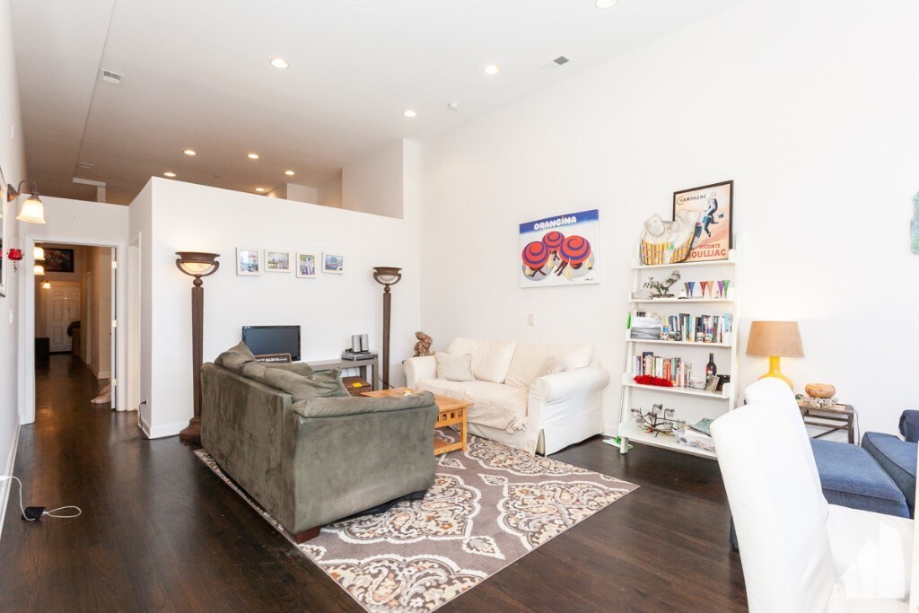 Foto principal - 527 N Racine Ave