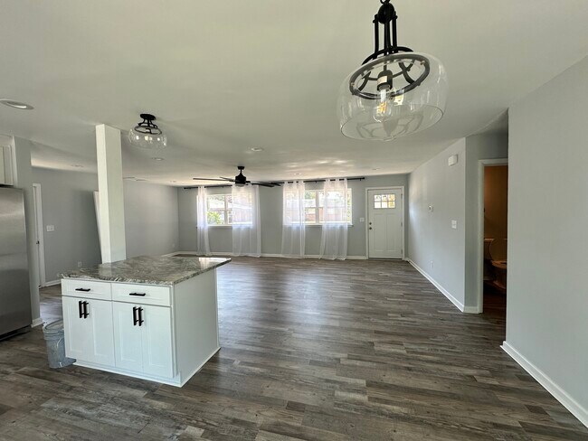 Building Photo - 2054 Parkview Ave