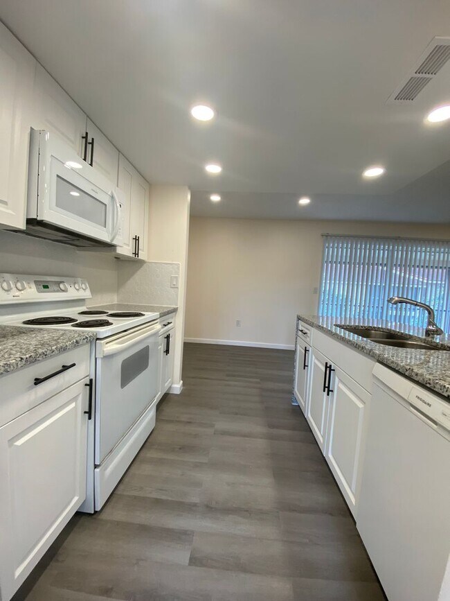 Foto del edificio - NEWLY RENOVATED 2 BED 2 BATH CONDO NEAR UC...