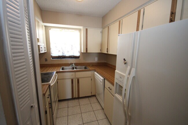 Kitchen - 152 Hummingbird St