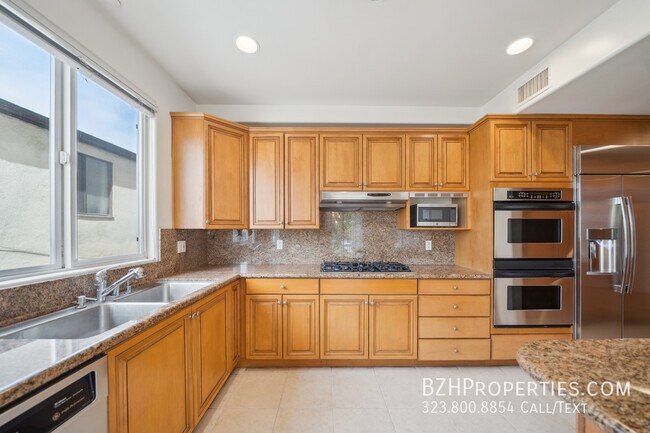 Building Photo - 1450 S Beverly Dr