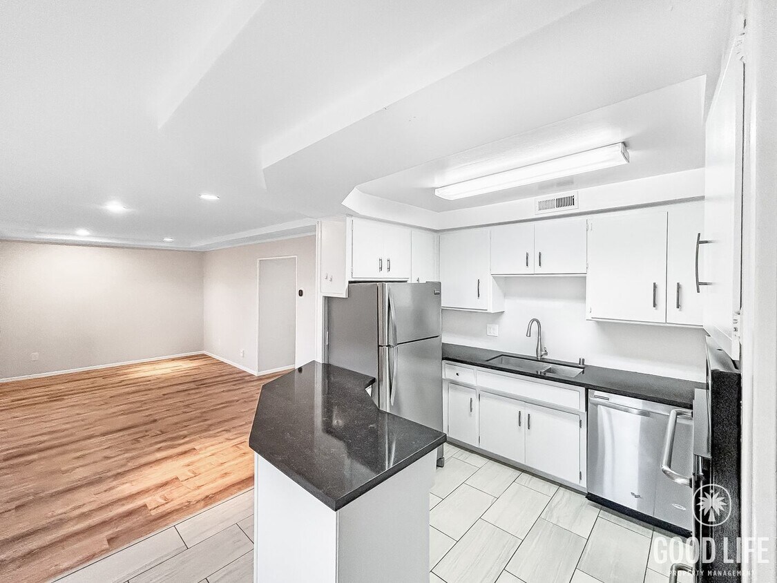 Foto principal - Stunning 2BD/2BA W/ Updated Kitchen, A/C, and Reserved Parking in La Mesa!