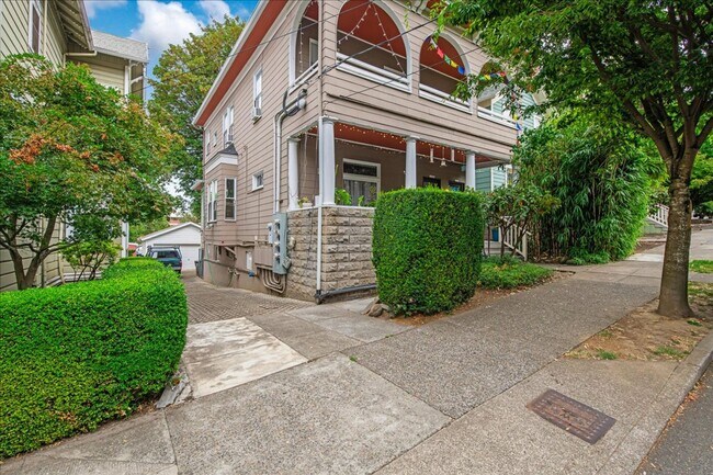 Building Photo - 1b/1ba Goose Hollow Apartment, close to everything!