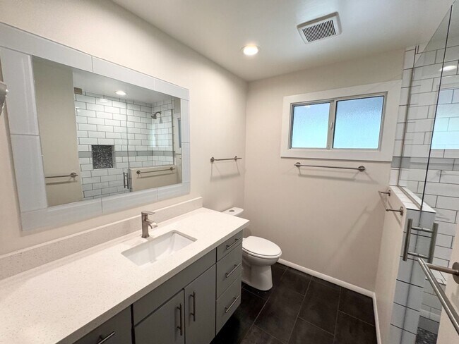 Building Photo - Beautiful Remodeled Tempe Home!