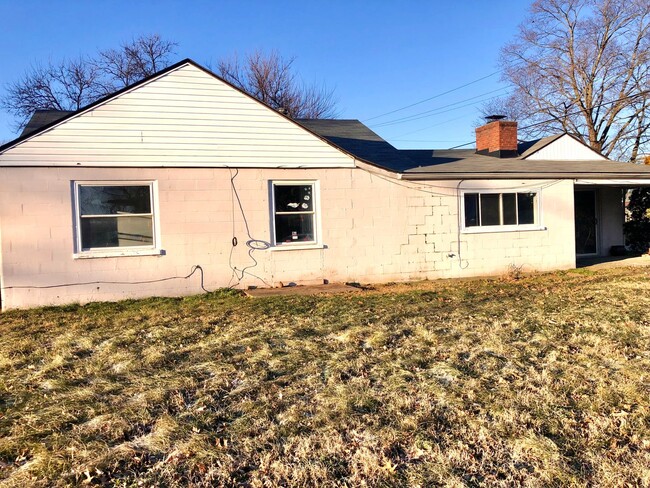 Building Photo - 4 bedroom 1 bath just off 10th street