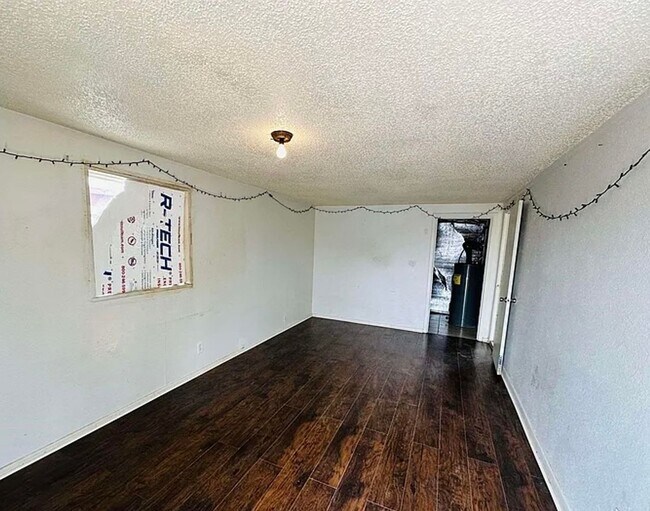 Building Photo - 900 W Berry Dr