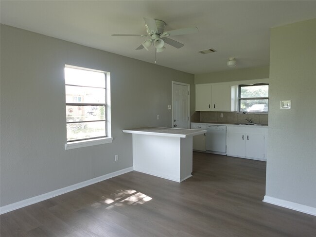 Building Photo - 8033 Ritz St