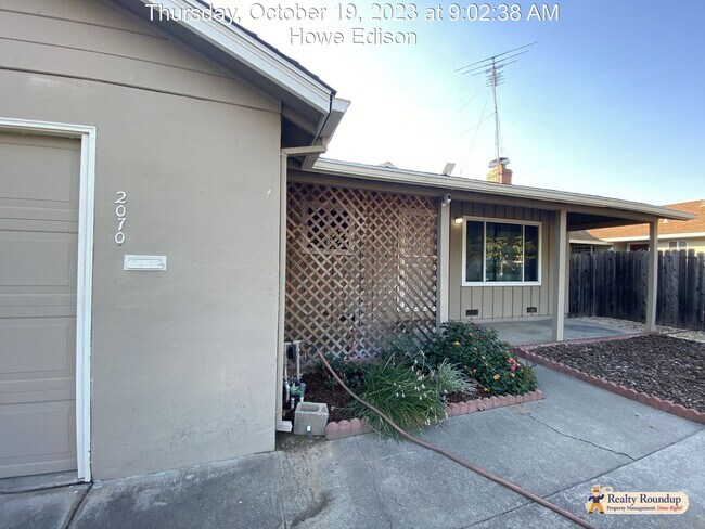 Foto del edificio - Sunny Three Bedroom Home with Ceramic Tile...