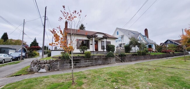 Building Photo - Rare opportunity to live in a stunning 5 B...