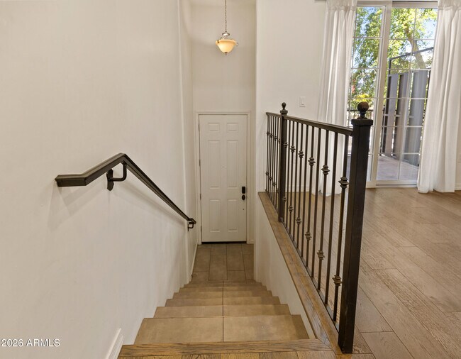 Foto del edificio - 421 W 6th St