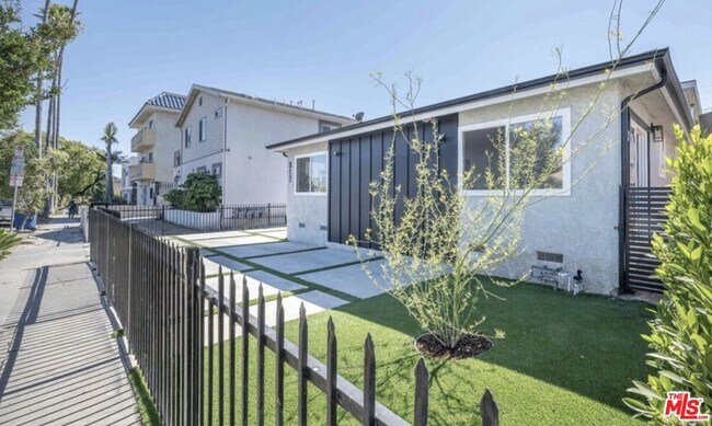 Building Photo - 817 N Kingsley Dr