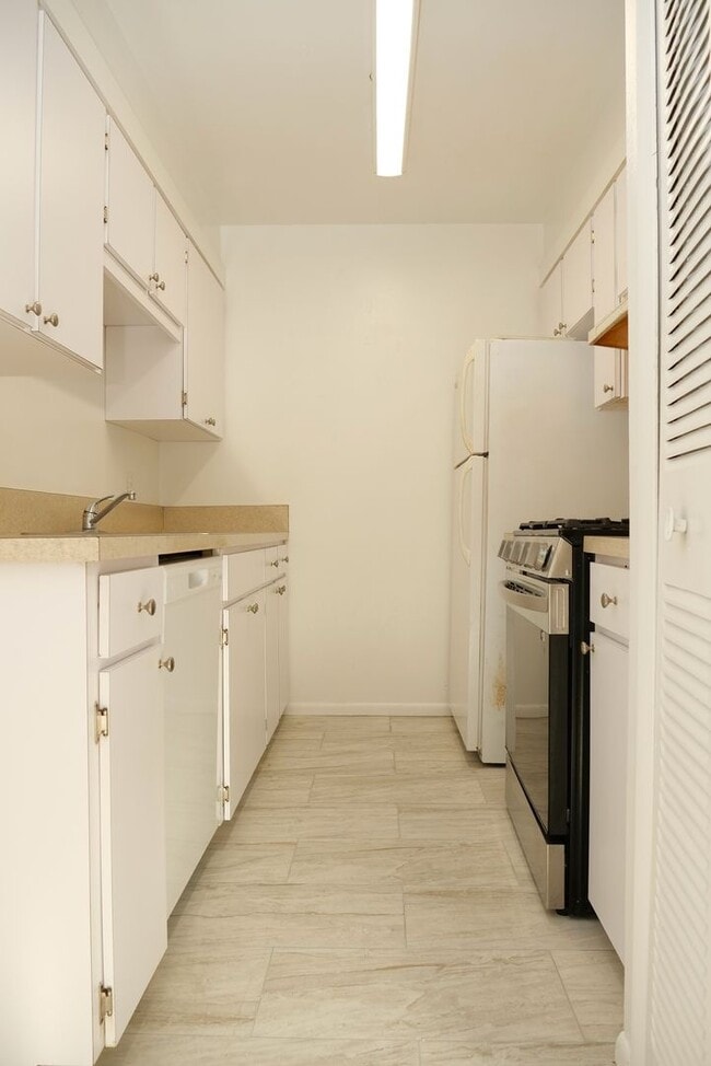 Building Photo - Spacious 2 Bedroom 2 Bath with Garage Avai...
