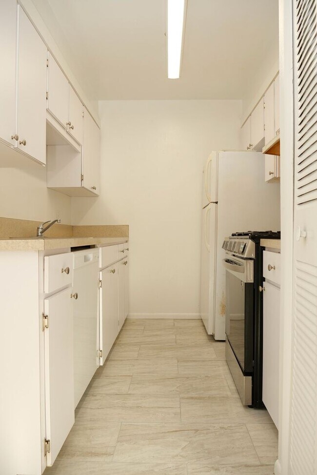 Foto del edificio - Spacious 2 Bedroom 2 Bath with Garage Avai...