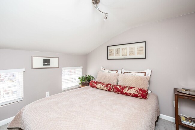 Foto del edificio - Modern 2-bedroom Barre Circle Home ~ 2 Car...