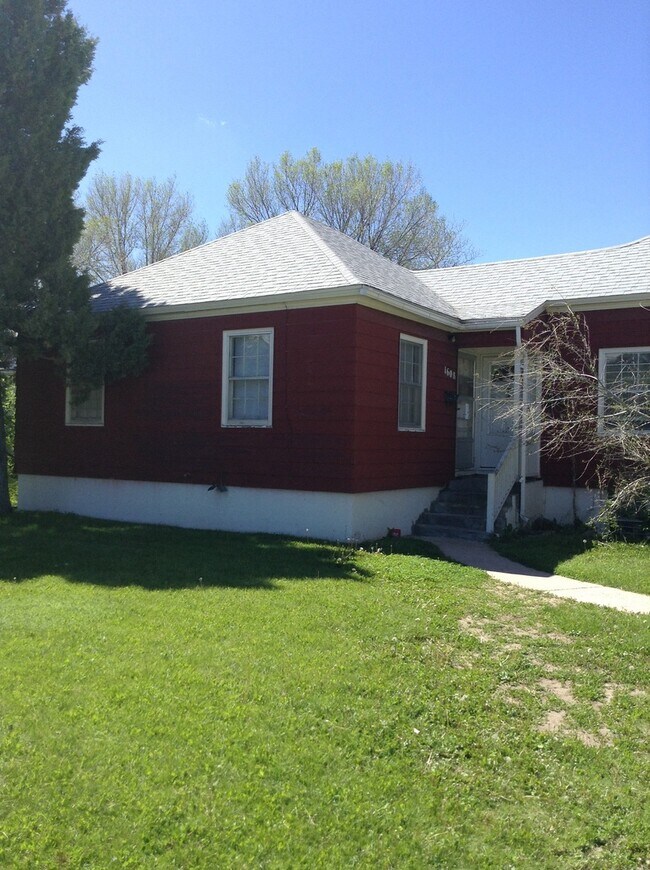 Building Photo - 2 BEDROOM, 1 BATHROOM APARTMENT NEAR ALTA ...