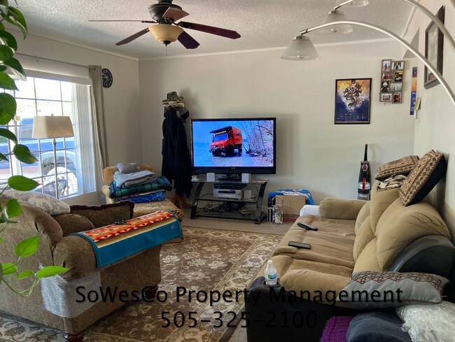 Foto del edificio - Three Bedroom Home with Fenced Yard
