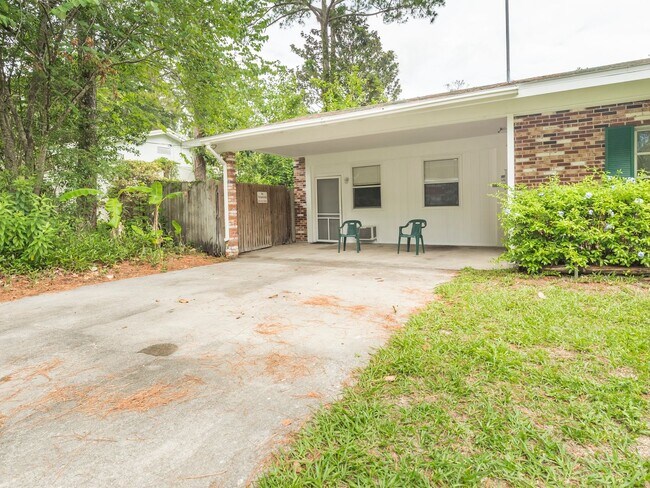 Foto del edificio - Freshly Painted 3/2 Pool Home with Attached 1/1 Apartment in NW Central Gainesville!