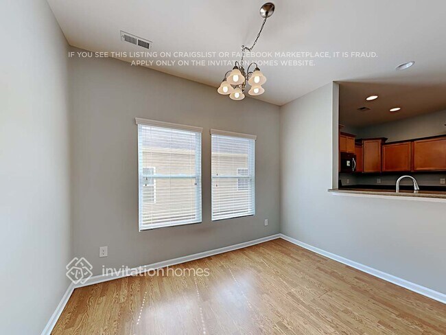 Building Photo - 2036 Blue Iris Dr