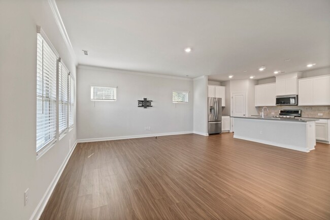 Foto del edificio - Beautiful 5 Bedroom 3 full baths smart hom...