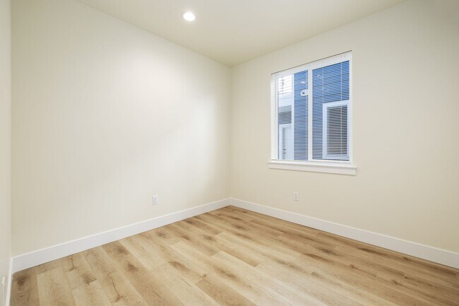 Foto del edificio - Nearly Brand Bew 3+2 apartment with parking!