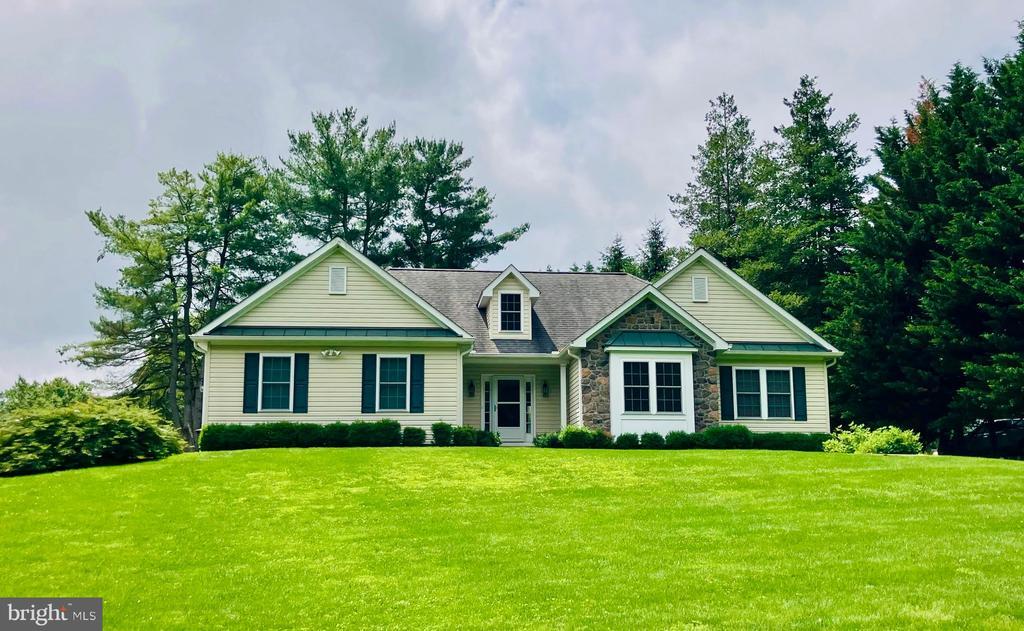 Foto principal - 233 W Woodview Rd
