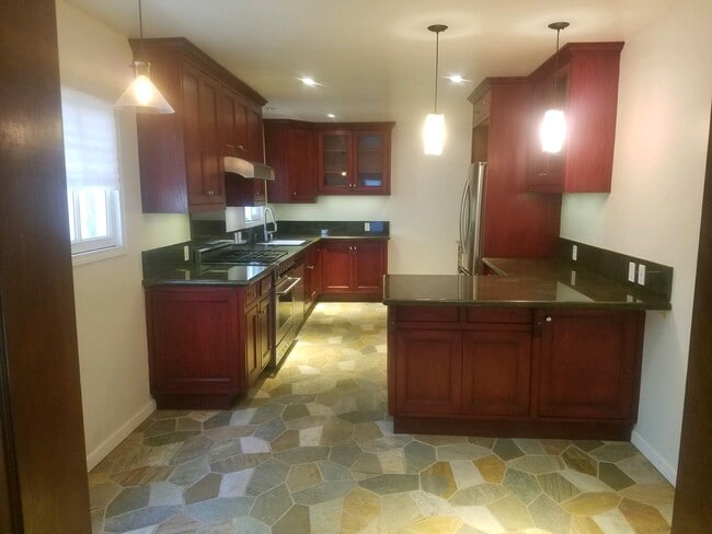 Kitchen with granite countertops - 956 Euclid St