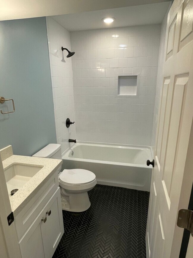 Foto del edificio - Newly Renovated 2BD/2BA with ALL UTILITIES INCLUDED