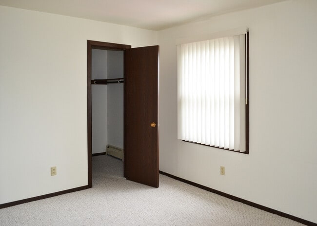Building Photo - Forest Glen Apartments