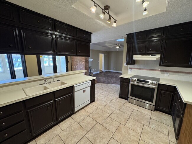 Foto del edificio - Spacious Home Located Within Few Blocks Of Schools & Close Access To Spur 327 & S. Loop 289!