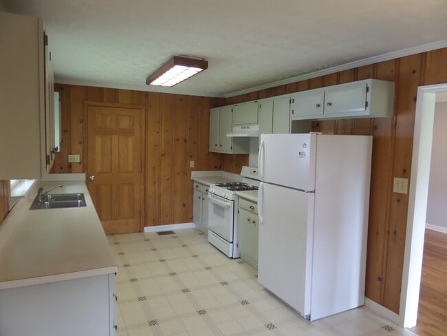 Building Photo - Nice 2 bed 1 bath brick ranch located in M...