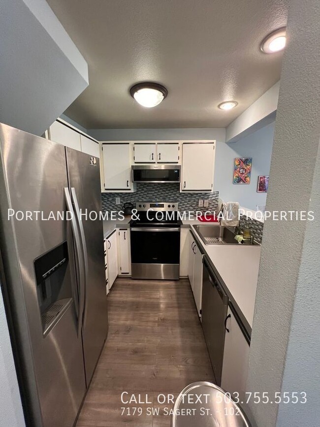 Building Photo - 2 Bedroom Condominium
